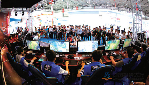 郑凯木背后凶狠犯规，王钰栋伤退！.